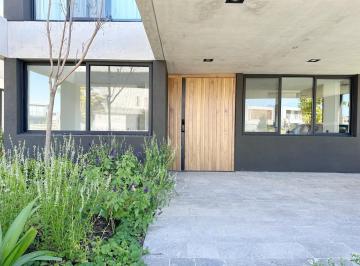 Casa · 230m² · 6 Ambientes · 2 Cocheras · Casa en Alquiler Premium