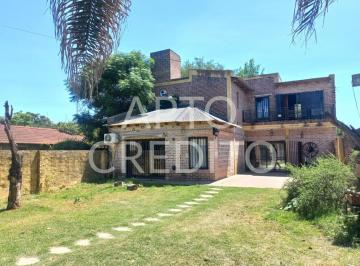 Casa · 244m² · 5 Ambientes · 4 Cocheras · Casa en Sobre Lote de 900 m² Totales con 250 m² Cubiertos en Cañuelas Muy Buena Ubicacion