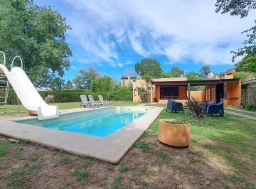 Casa · 129m² · 3 Ambientes · Venta - Casa de 2 Dorm. con Piscina, Galería y Cochera. Funes.