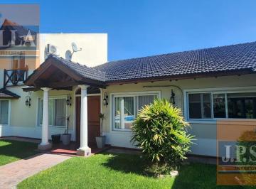 Casa en Venta de 4 ambientes Gregorio de Laferrere · Casa 4 Ambientes C/ Garaje y Pileta 220 m² Cub. en Lote 1860 m² - Barrio Juan Grande - Laferrere