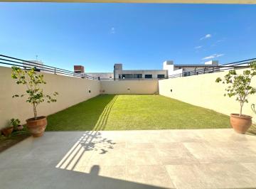 Patio de 80m2 · Duplex Premium, 3 Dorm., 3 Baños, 2 Cochera. Prados de Manantiales