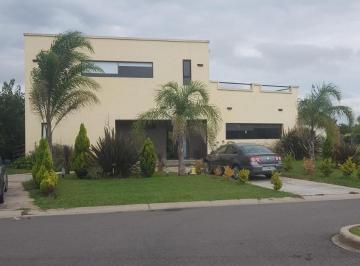 Casa · 245m² · 6 Ambientes · 4 Cocheras · Casa en Venta, 2 Plantas, 5 Domitorios, Barrio Los Robles, Haras Santa Maria