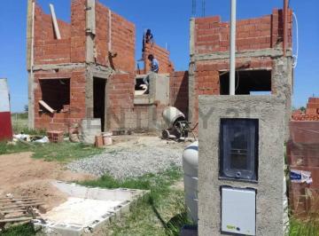 Casa · 84m² · 3 Ambientes · 2 Cocheras · Venta de Duplex de 2 Dorm. en Cuestas de Manantiales