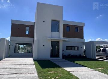 Casa · 213m² · 4 Ambientes · 1 Cochera · Casa Chalet en Venta en Medal Cc, Pilar, G. B. a. Zona Norte