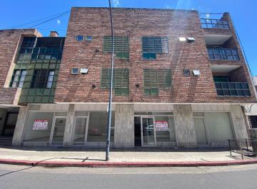 Local comercial · 110m² · 7 Ambientes · Ideal Para Profesionales! Gran Vidriera a La Calle - 5 Privados Recepción