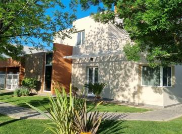 Casa · 380m² · 4 Dormitorios · 3 Cocheras · Casa en Venta