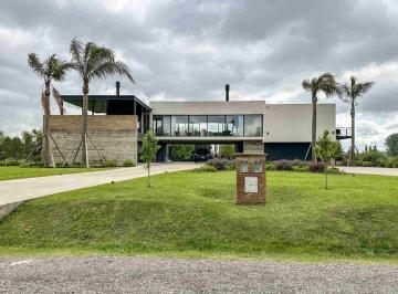 Casa · 560m² · 8 Ambientes · 7 Cocheras · Venta Casa a La Laguna en Chacras de La Reserva