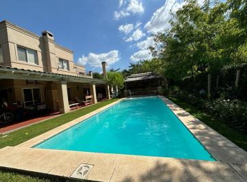 Casa · 300m² · 8 Ambientes · Venta de Hermosa Casa en Pilar Village