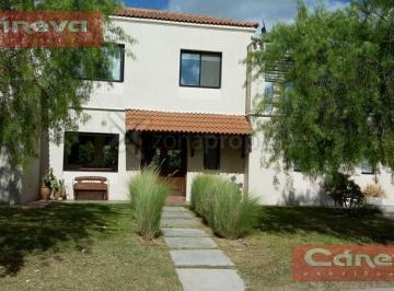 Casa · 240m² · 5 Ambientes · 2 Cocheras · Casa en Santa Clara en Lote Interno