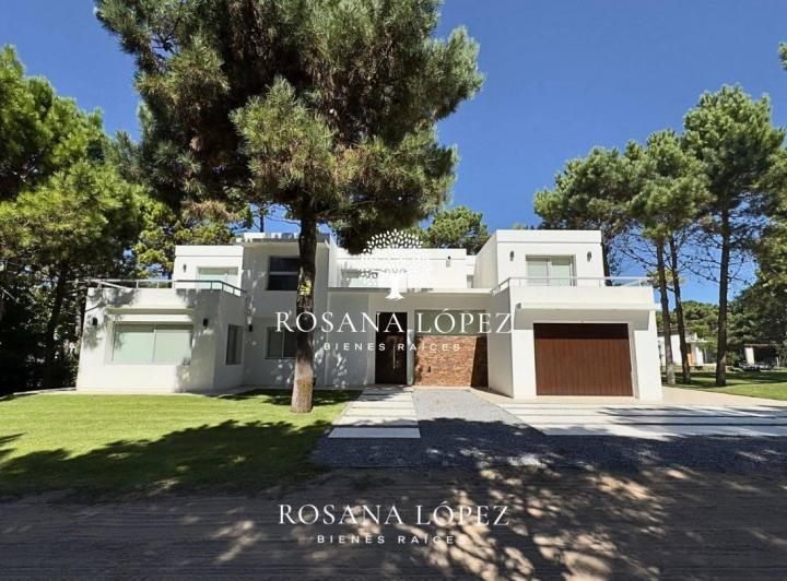 Casa · 350m² · 6 Ambientes · 1 Cochera