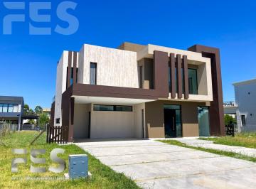 Casa · 225m² · 4 Dormitorios · Venta de Casa en Lagos de Canning