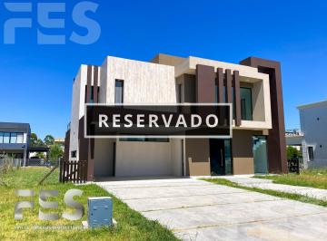 Casa · 225m² · 4 Dormitorios · Venta de Casa en Lagos de Canning