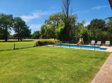Casa · 200m² · 4 Ambientes · 1 Cochera · Casa en Club Newman