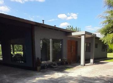 Casa · 150m² · 4 Ambientes · 3 Cocheras · Casa en Una Planta en Venta, Zona Central Club de Campo El Moro