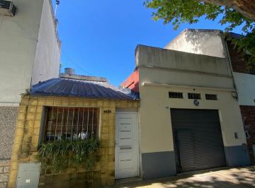 Casa de 3 ambientes, Villa Urquiza · Casa de Tres Ambientes con Local - a Refaccionar - Villa Urquiza