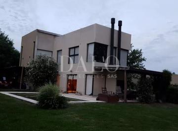 Casa · 215m² · 7 Ambientes · Casa Chalet en Alquiler en San Andres, Villanueva, Tigre