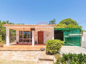 Casa · 214m² · 5 Ambientes · 1 Cochera · Venta Casa 4 Dorm., en Centro de Piriápolis