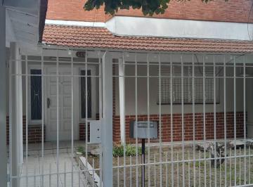 Casa de 3 ambientes, Lomas de Zamora · Casa con Cochera Tipo Chalet Oportunidad