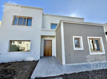 Casa · 180m² · 5 Ambientes · 2 Cocheras · Casa en Venta en Santa Ana - Villanueva