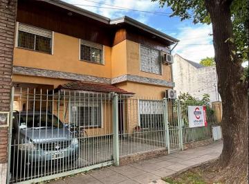 Casa · 300m² · 5 Ambientes · 3 Cocheras · Gran Casa de 5 Ambientes con Jardín y Quincho en Antártida Argentina, Carapachay