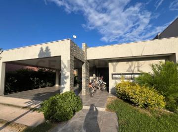 Casa · 210m² · 4 Ambientes · 2 Cocheras · Century 21 López Vende Casa en Barrio Privado “las Cortaderas 1 “en Rodeo de La Cruz, Guaymallén, Me