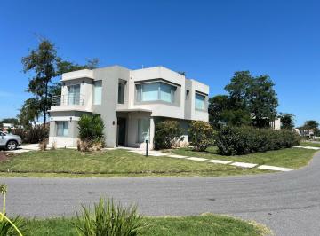 Casa de 7 ambientes, Berazategui · Greenville - Casa 5 Dorm - 3 en Suite - C/pileta Lotazo en Esquina