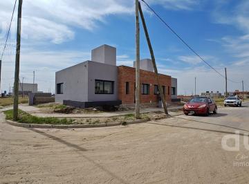 Casa · 72m² · 4 Ambientes · 1 Cochera · Duplex 2 Dorm.! Entrega en Mayo en Cuestas de Manantiales