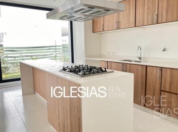 Casa · 245m² · 4 Ambientes · 1 Cochera · Casa en Venta Los Castaños