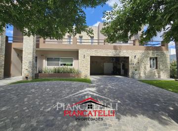 Casa · 1150m² · 6 Ambientes · 2 Cocheras · Venta de Casa con 5 Ambientes en Terravista