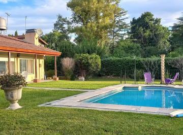Casa · 130m² · 4 Ambientes · 1 Cochera · Casa en El Barrio Bosque Real