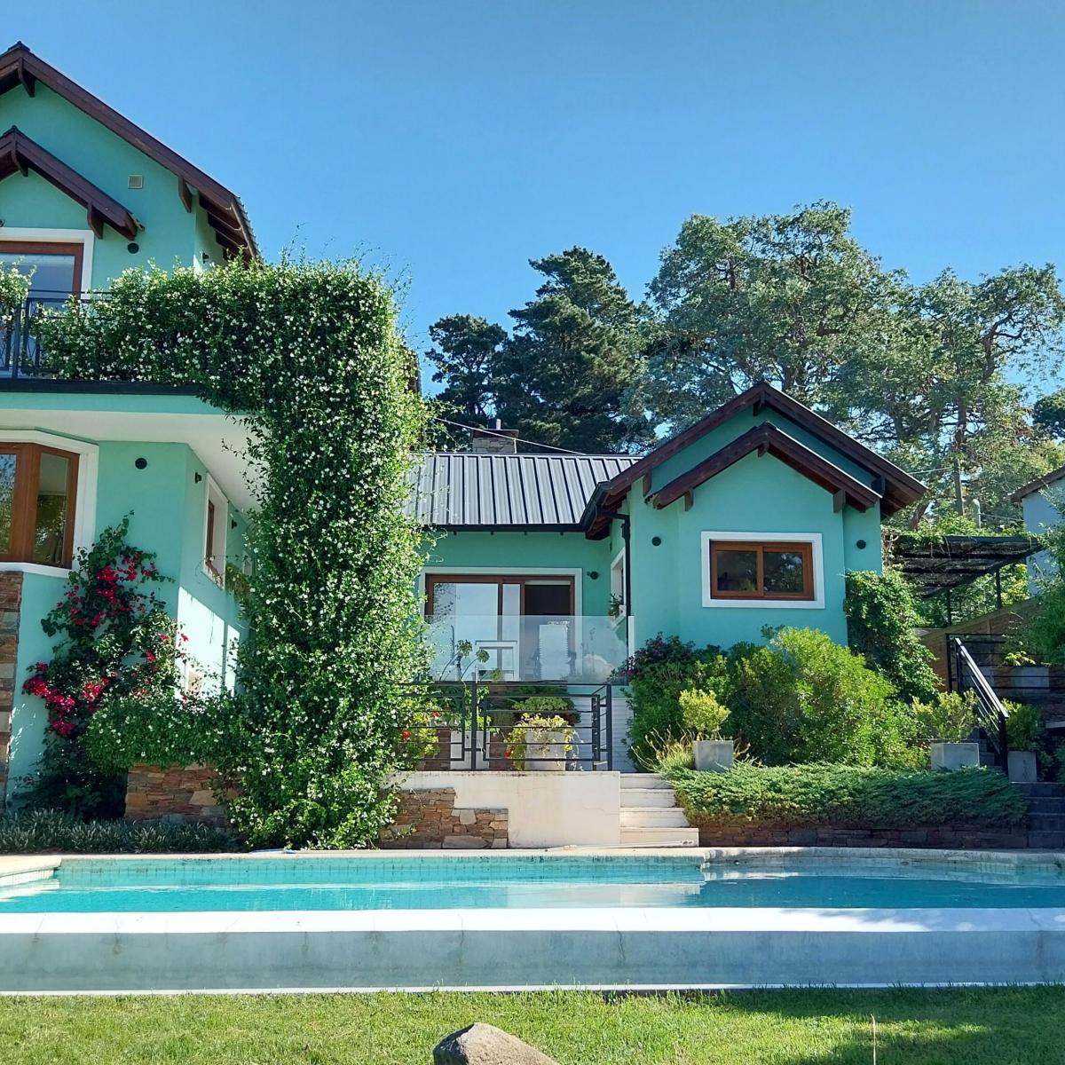 Chalet 5 amb, 217m² con pileta y cochera — Sierra de los Padres
