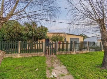 Casa · 70m² · 4 Ambientes · 1 Cochera · Venta de Casa en Suárez 2 Dorm. con Garaje
