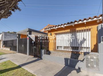 Casa · 121m² · 3 Ambientes · 1 Cochera · Venta Casa 3 Ambientes en Villa Luzuriaga.