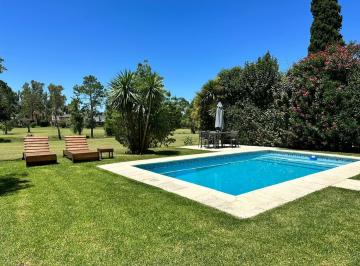 Casa · 150m² · 4 Ambientes · 2 Cocheras · Impecable Casa en Venta con Vista Al Golf en El Cc Larena