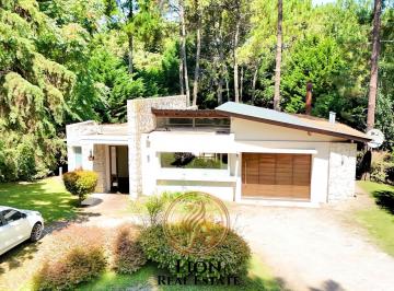 Casa · 215m² · 4 Ambientes · 1 Cochera · Venta Casa Cariló 4 Ambientes, Pisicina, Dependencia con Baño