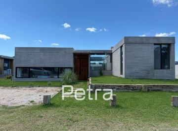 Casa · 150m² · 4 Ambientes · 1 Cochera · Casa en Venta de Hormigón Visto en Costa Esmeralda
