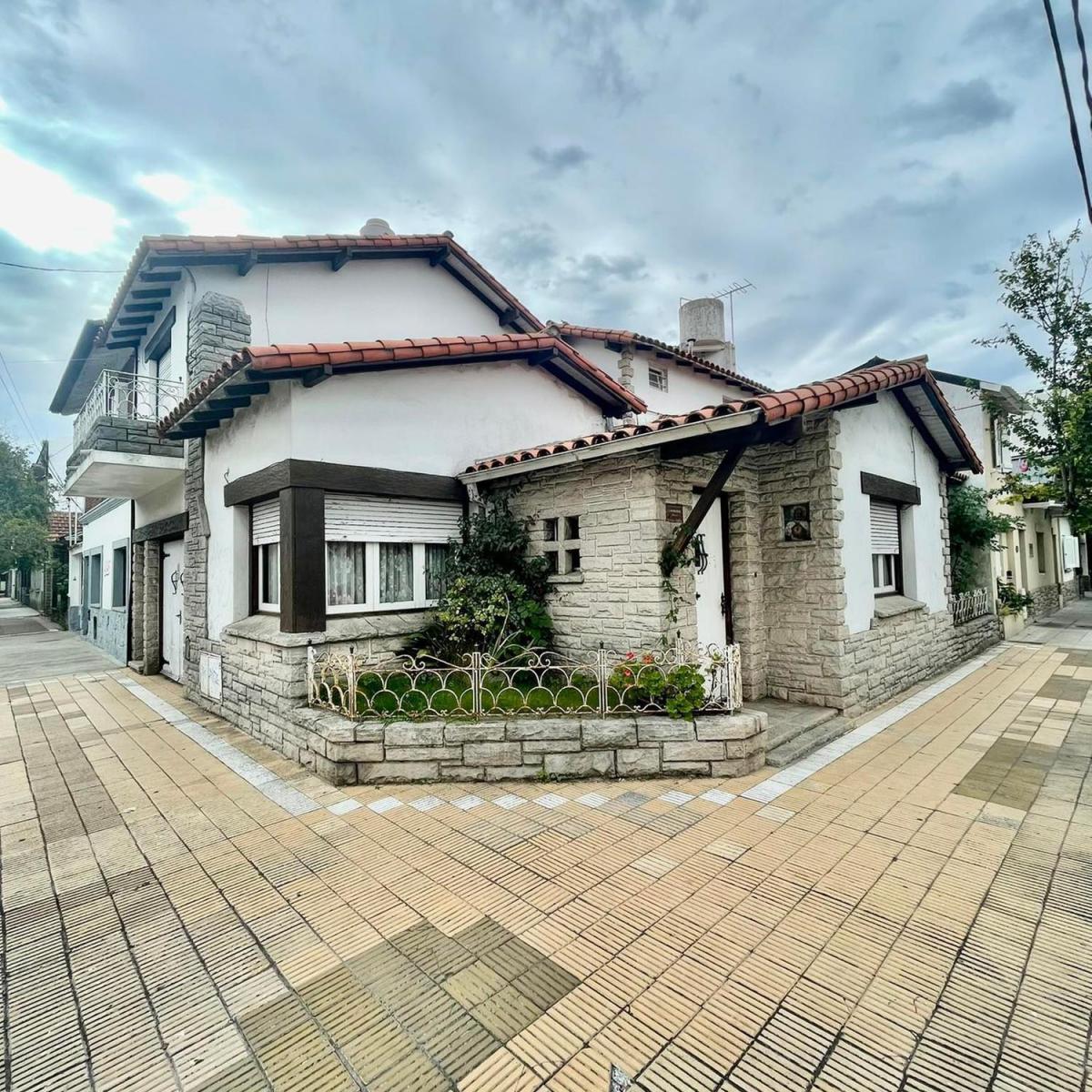 Chalet 4 dorm, 127m² con cochera y pileta — Macrocentro