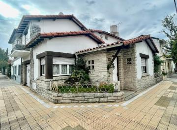 Casa · 164m² · 4 Dormitorios · 1 Cochera · Venta Chalet con Departamento en Esquina Zona Macrocentro Dist