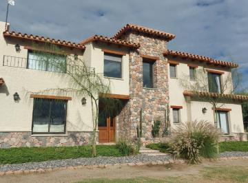 Casa · 350m² · 8 Ambientes · 2 Cocheras · Casa en Venta en Estancias de Cafayate