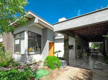 Casa de 6 ambientes, Luzuriaga · ¡Venta! Casa en Barrio Viñas del Torreón