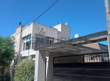 Casa · 127m² · 5 Ambientes · 2 Cocheras · Casa de 3 Dorm. en Sicardi