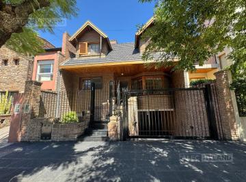 Casa · 278m² · 4 Ambientes · 2 Cocheras · Casa de 3 Plantas con Pileta en Venta en La Lucila