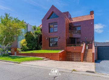 Casa · 362m² · 6 Ambientes · 3 Cocheras · Importante Chalet en Barrio San Carlos