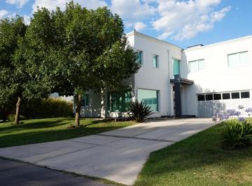 Campo · 600m² · 6 Ambientes · 3 Cocheras · Casa Estilo Minimalista Moderno, en Sector Los Pinos del Barrio Privado Rumenco.