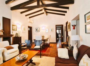 Casa · 245m² · 4 Dormitorios · Casa en Venta en Rogelio Martinez de 4 Dorm.