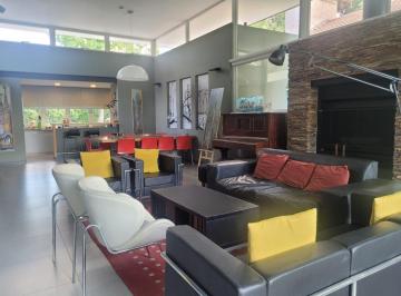 Casa · 250m² · 4 Dormitorios · Calidad y Diseño. Ubicacion Central. Casa en Vta en San Carlos C. C.
