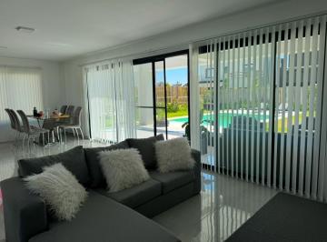 Casa · 150m² · 5 Ambientes · 2 Cocheras · Casa en Venta de Estilo Moderno - 5 Amb en Vila Marina II