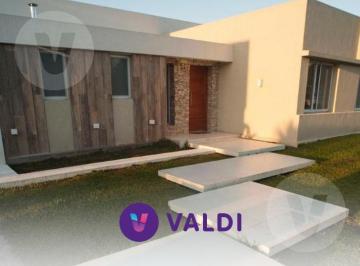 Casa · 700m² · 4 Ambientes · 2 Cocheras · Casa en Venta con Renta - Barrio Santa Juana, Canning