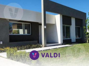 Casa · 700m² · 4 Ambientes · 2 Cocheras · Casa en Venta con Renta - Barrio Santa Juana, Canning