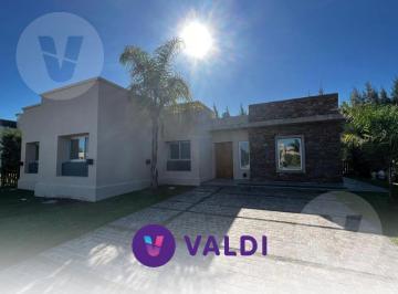 Casa · 190m² · 5 Ambientes · Casa en Venta con Renta - Barrio Santa Juana, Canning
